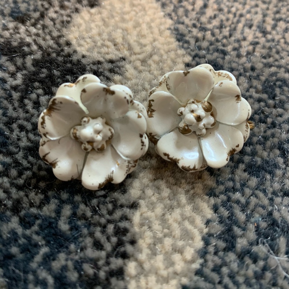 Distressed Daisy Clip ons